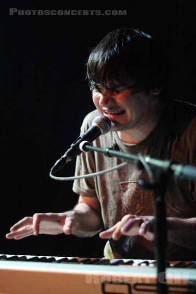AND YOU WILL KNOW US BY THE TRAIL OF DEAD - 2007-03-11 - PARIS - Trabendo - Conrad Keely